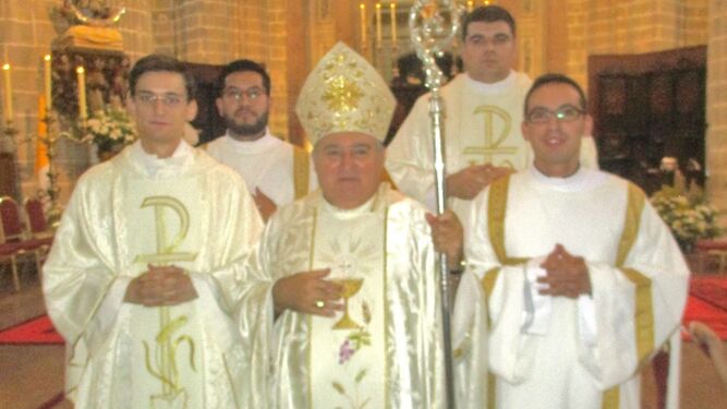 El obispo de Jerez con los nuevos sacerdotes y diáconos
