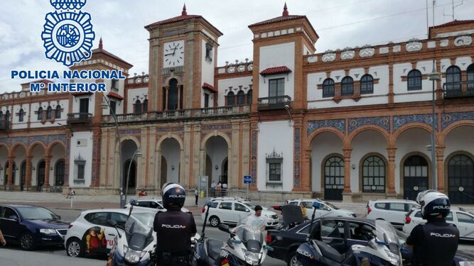 Una patrulla de la Policía Nacional, frente a la estación de Renfe de Jerez