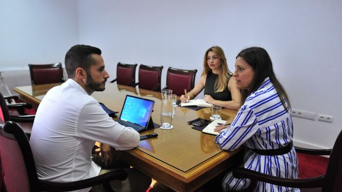 Mario Fernández, Claudia Márquez y Patricia Cavada (d.), durante una reunión.