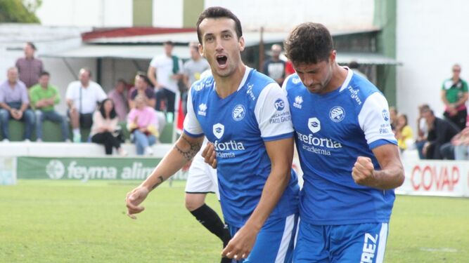 Zafra celebra su gol al Pozoblanco mientras es felicitado por Astray.