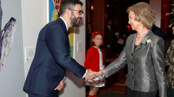 La Reina Sofía saluda al jerezano Javier Palacios, en el Teatro Real.