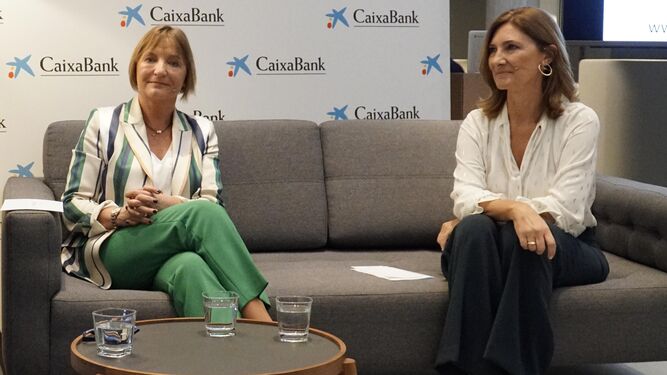 MaríaJesús Catalá, a la izquierda, y Alicia Martínez, en el acto del Foro Más Mujeres, ayer.