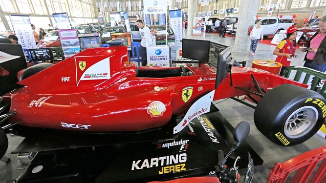 El stand de Karting Jerez ofrece a los visitantes este simulador de F&oacute;rmula Uno. Se trata de un Ferrari de competici&oacute;n con tres pantallas que har&aacute;n vivir grandes sensaciones al piloto sin riesgo a estrellarse.