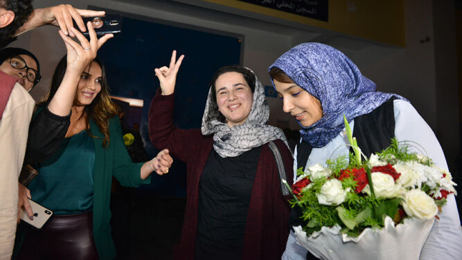 Hajar Raissouni, en el centro de la imagen, es recibida con flores a su salida de prisión.