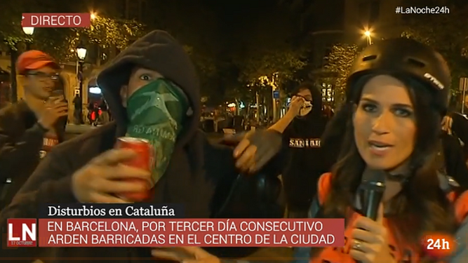 El acoso a Cristina Pampín a cargo de una pandilla indepedentista anoche ante las cámaras