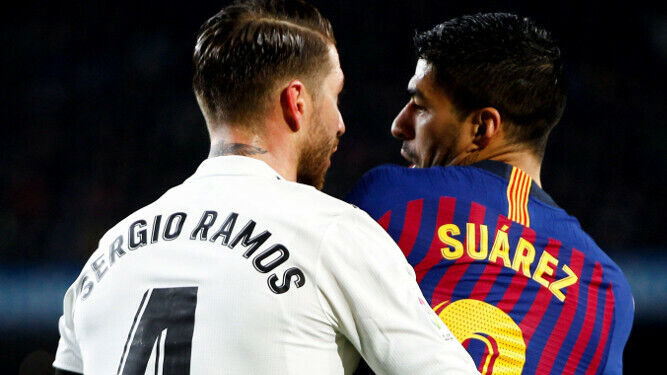 Sergio Ramos y Suárez hablan durante el último clásico.