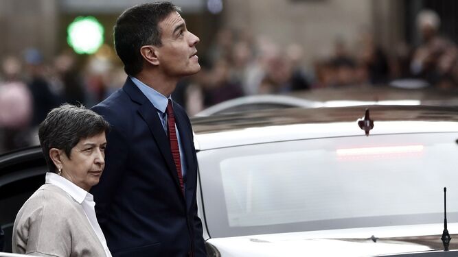 El presidente del Gobierno en funciones, Pedro Sánchez, acompañado por la delegada del Gobierno en Cataluña, Teresa Cunillera (i), a su salida de la Jefatura Superior de Policía de Barcelona, en la Via Laietana