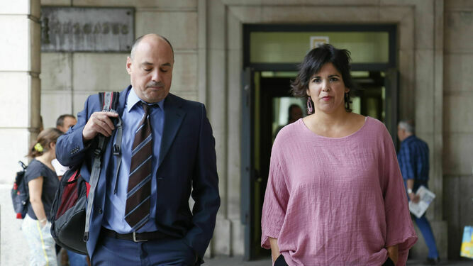 Teresa Rodríguez llega a la Audiencia de Sevilla con su abogado, Luis de los Santos