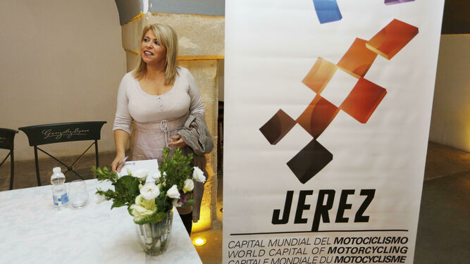 Mamen Sánchez, ante un cartel de Jerez Capital del Motociclismo.