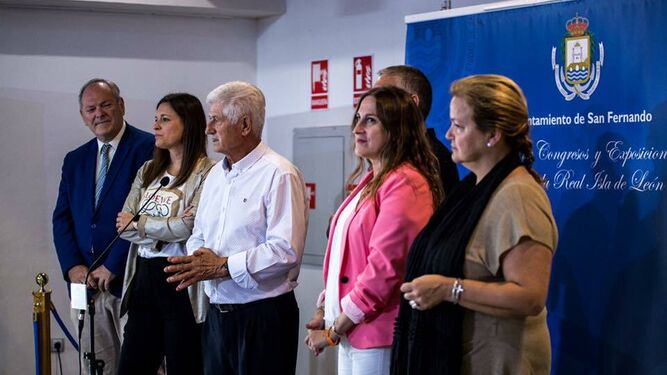 Antonio Romero, presidente de la Federación de AA.VV, junto a Cavada, Regla Moreno (Cs) y otros ediles, en un acto reciente.
