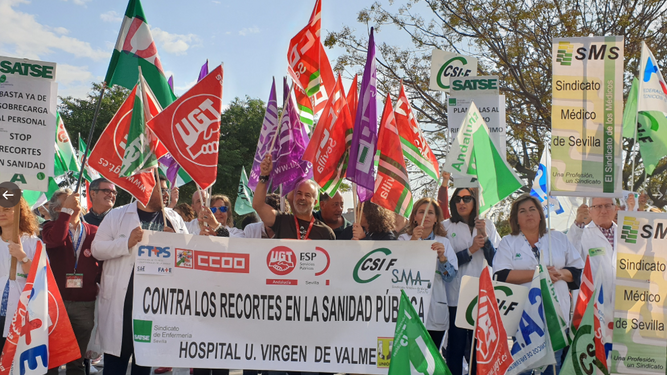 Personal sanitario del Virgen de Valme protesta frente al hospital para denunciar la precariedad de la plantilla.
