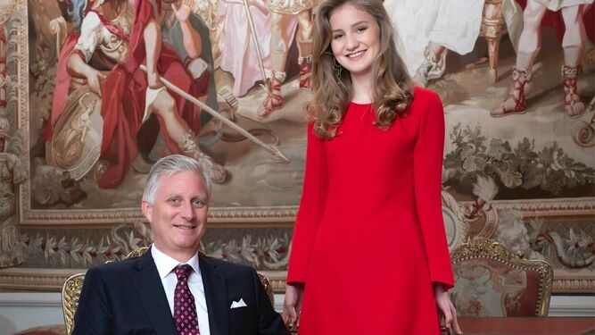 Isabel posa con su padre, Felipe de Bélgica, en una de las tres fotos distribuidas por su 18 cumpleaños.