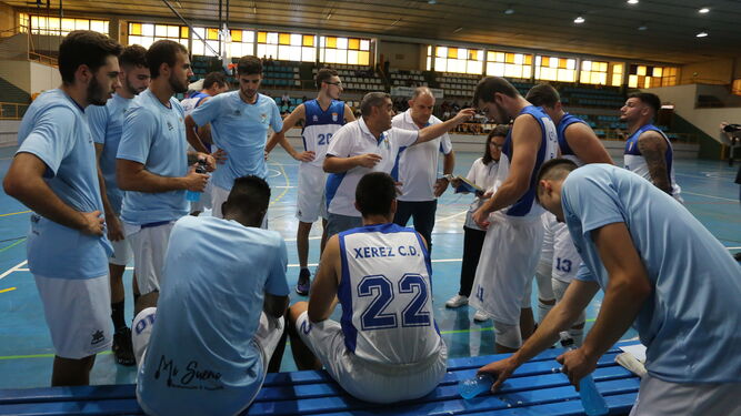 José María Berenguer, dando instrucciones a sus jugadores.