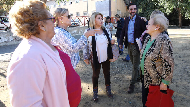 La alcaldesa, visitando la barriada Eduardo Delage.