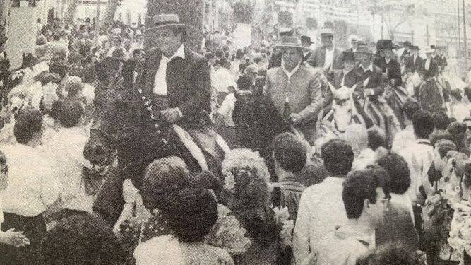 Jinetes paseando por el Real de la Feria de 1990 ante la mirada expectante de los ciudadanos.