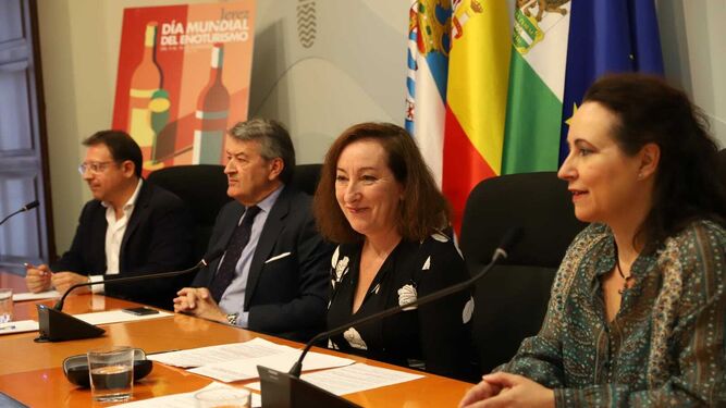 Antonio Mariscal, César Saldaña, Isabel Gallardo y Nela García, este lunes, durante la presentación.