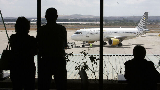 Un avión de Vueling, ante la terminal del aeropuerto de Jerez.