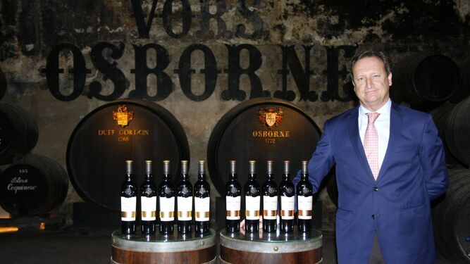 El consejero delegado de Osborne, Fernando Terry, junto a la colección de vinos viejos que se presenta mañana en la Bodega de Mora.