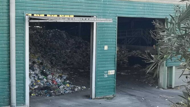 Montaña de residuos de hasta ocho metros de altura que se acumula en la línea de envases.