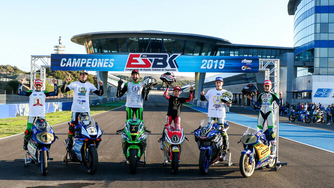 Los campeones de España 2019, juntos en la recta de meta del Circuito de Jerez.