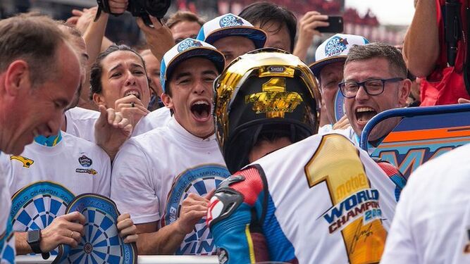 Marc Márquez, felicitando a su hermano por su título de campeón del mundo.