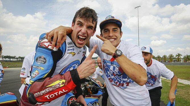 Álex Márquez, celebrando su título de campeón mundial de Moto2 junto a su hermano Marc, rey de MotoGP.