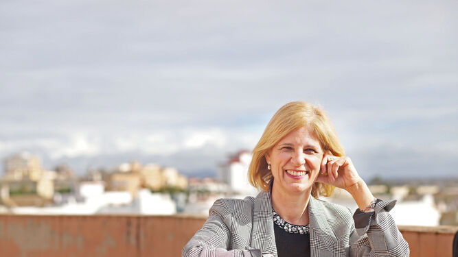 María José García-Pelayo, en la terraza de la sede del PP de Jerez.