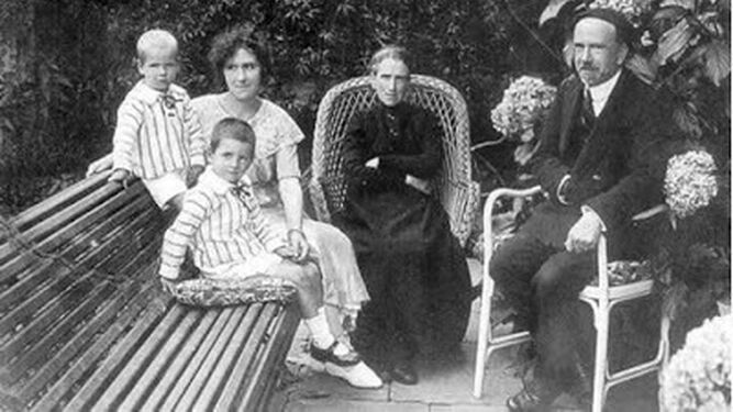 En el centro, Carmen Nessi Goñi, Pío Baroja Nessi, Carmen Baroja Nessi y sus hijos Julio y Pío Caro Baroja en 1930.