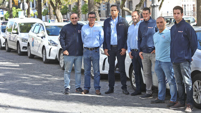 Taxistas uniformados posan  para Diario de Jerez en la alameda Cristina.