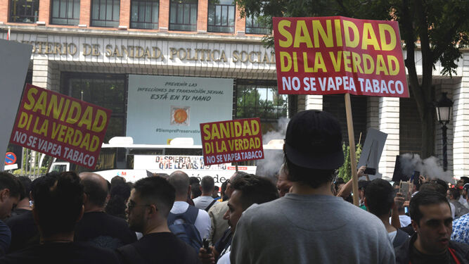 Manifestación de usuarios de vapeadores frente al Ministerio de Sanidad en Madrid pidiendo el cese de la campaña.