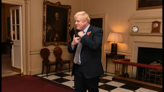 El primer ministro británico, Boris Johnson, se prepara para pronunciar su discurso de inicio de la campaña electoral.