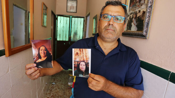 Antonio, hermano de Sonia, muestra dos fotografías de ella en el domicilio donde falleció.