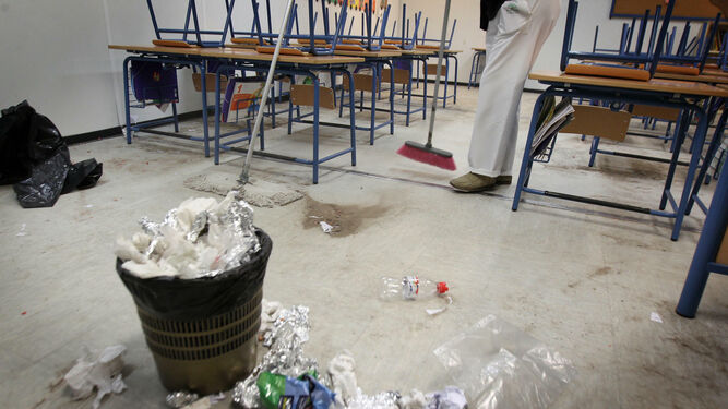 Una empleada limpia un aula de un colegio de Jerez.