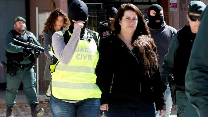 Agentes de la Guardia Civil con una activista de los CDR detenida en abril como presunta responsable de la coordinación de los cortes de carreteras y sabotajes en los peajes llevados a cabo por estos activistas en Semana Santa en Cataluña.