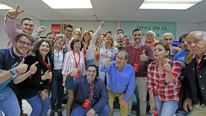Los socialistas jerezanos celebrando la victoria electoral del 28-A