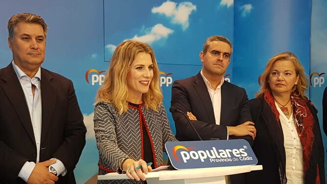 La presidenta provincial del PP, Ana Mestre, y candidatos como Romaní, Ortiz y De Alba, durante la rueda de prensa de este viernes en la sede provincial del partido, en Cádiz.
