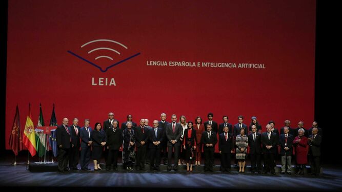 Foto de familia de los representantes de las 23 academias y las seis empresas tecnológicas socias del proyecto LEIA, junto a los Reyes.