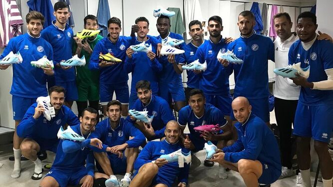 Los futbolistas del Xerez DFC, en el vestuario de Chapín con las botas regaladas por la AFE.