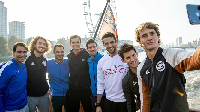 Los ocho mejores tenistas del año, con Nadal, Djokovic o Federer, se sacan un 'selfie'.
