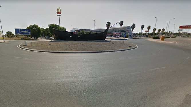 Imagen de la glorieta de Las Américas, donde ha volcado un coche Uber con la pasajeras en su interior.