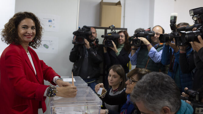 María Jesús Montero, cabeza de lista del PSOE por Sevilla, ejerciendo su derecho al voto.
