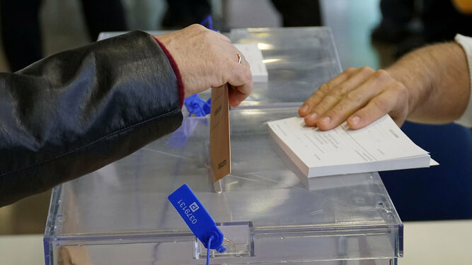 Un elector introduce su papeleta en una urna de un colegio electoral en la comunidad.