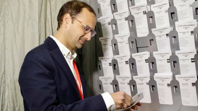 El alcalde de Sanlúcar, el socialista Víctor Mora, preparando su voto antes de depositarlo en la urna.
