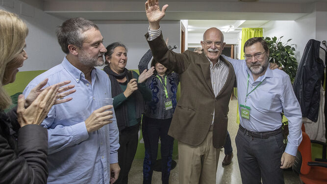 Alegría en la sede de Vox en San Fernando con sus dos nuevos diputados, Agustín Rosety y Carlos Zambrano, abrazados.
