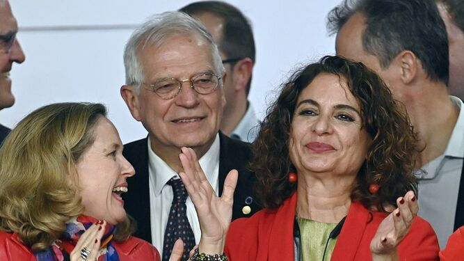 María Jesús Montero, cabeza de lista del PSOE de Sevilla, celebra el triunfo acompañada de otros socialistas en la sede de Ferraz.