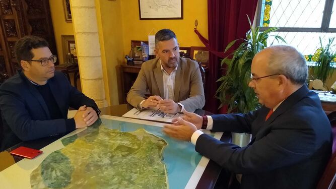El alcalde y el presidente de la Confederación de Empresarios de la Provincia de Cádiz, reunidos en el Ayuntamiento.