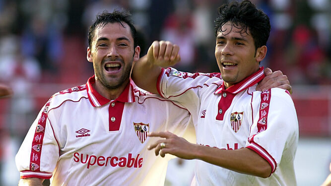 Juan Carlos , celebrando con Ángel el gol en el Sánchez Pizjuán al Alavés en el que militaba Javi Moreno en la liga 99-2000.