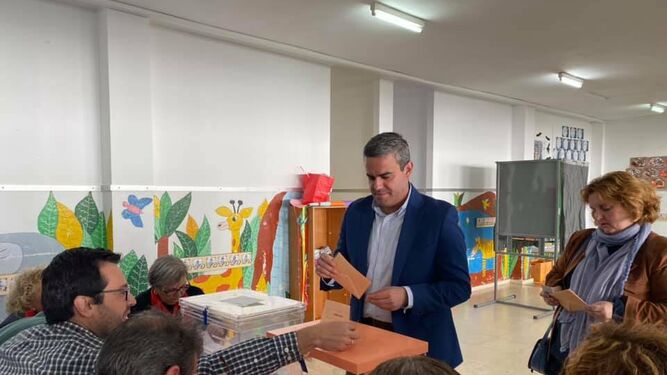 El alcalde de Vejer, y ya diputado electo, José Ortiz, durante la votación que realizó en el colegio de la Oliva.