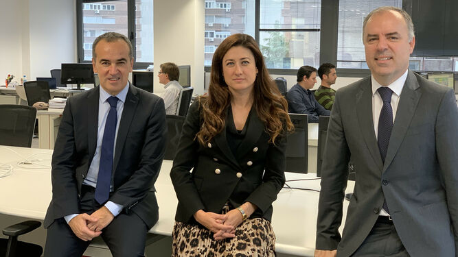 Francisco Cuervas, CEO de Ghenova, Montserrat Varas, gerente de Ghenova Madrid, y Raúl Arévalo, director general Corporativo de la multinacional andaluza.