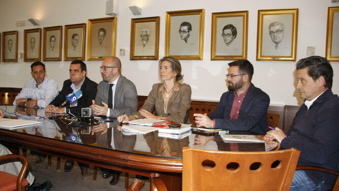 Portavoces de los grupos municipales junto al alcalde Germán Beardo y la concejala de Urbanismo, en la rueda de prensa convocada en el Ayuntamiento.